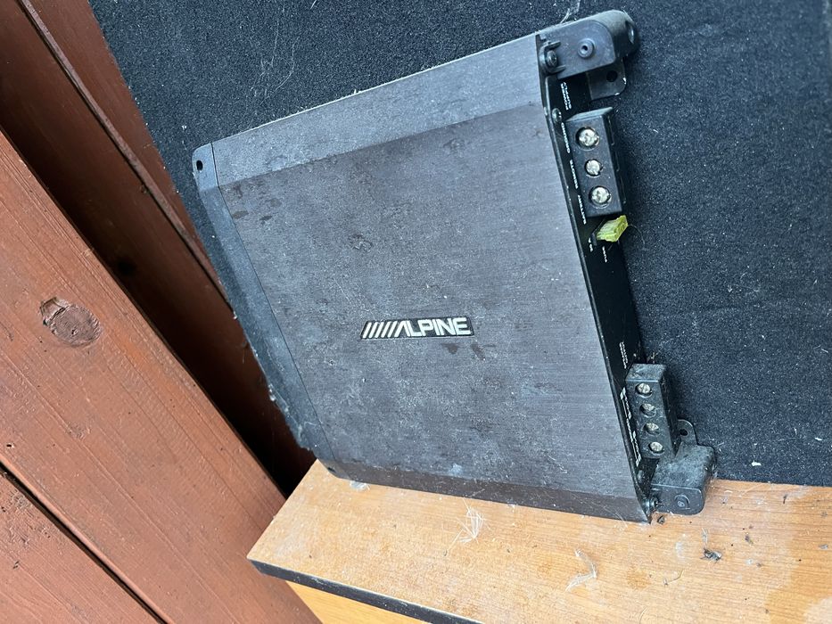 Vand subwoffer Pioneer cu statie Alpine