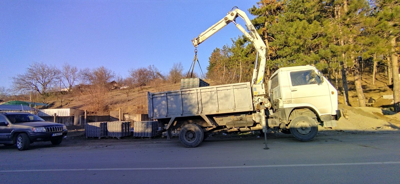 Услуги със автокран и самосвал