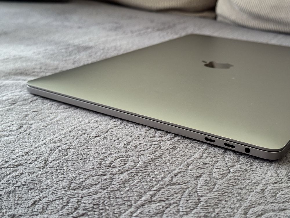 15,4'Macbook Pro 2017 Touchbar/i7 2.9Ghz/16GB Ram/512GB SSD/Radeon 4GB