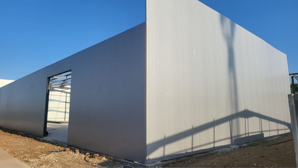 Vand hala metalica cu panouri sandwichi 15X28 metri