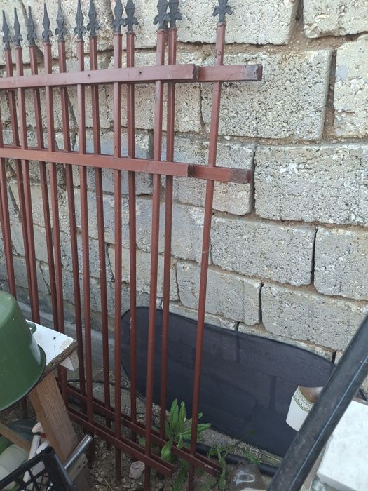 Vând 2 buc panouri gard lung.2.30m inaltime 1.50m