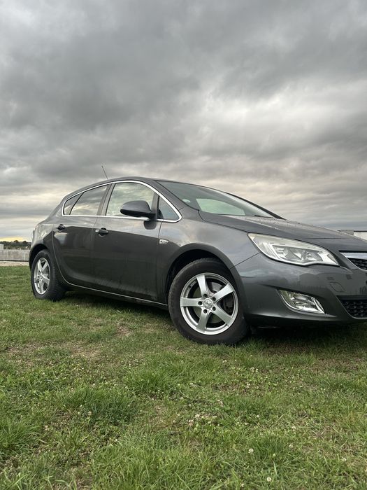 Opel Astra J 2011
