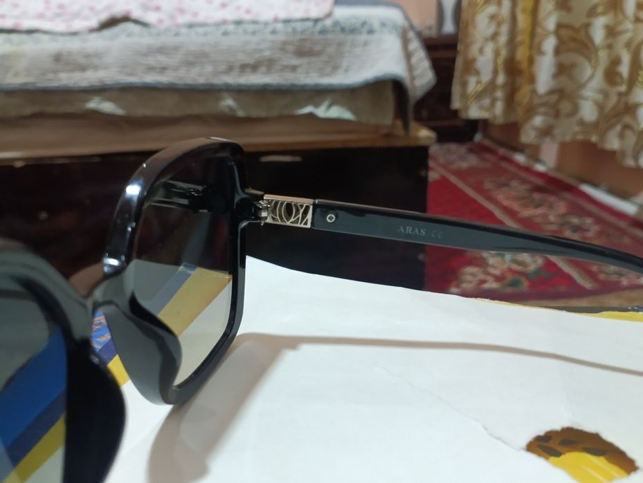 Женский очки почти янги оригинал оладиганлар телефон килилар