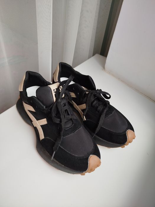 Женские кроссовки