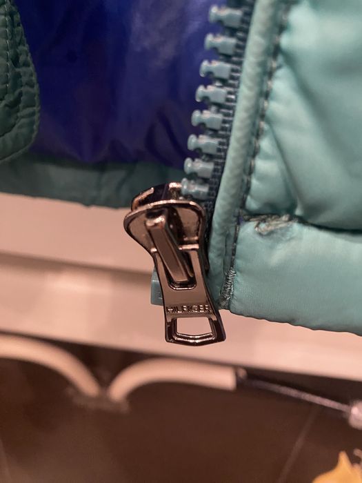 Vind vesta originala tommy originala , umpluta cu puf de gasca