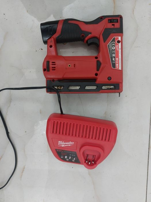 Capsator milwaukee m12 bst