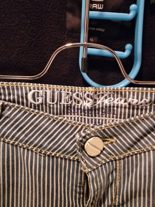 Blugi Guess cu lungime albastru si alb