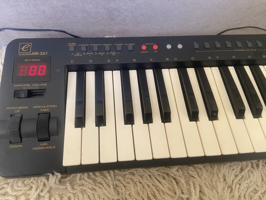 Midi клавир(доста голям и хубав )