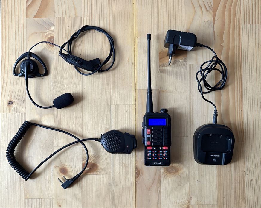 Statie Baofeng UV-10 R cu Casti si Microfon Auxiliar Airsoft