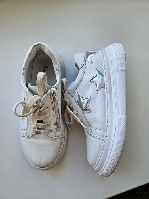 Продам белые кожаные кроссовки на девочку