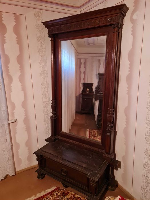 Vând moblă sculptată