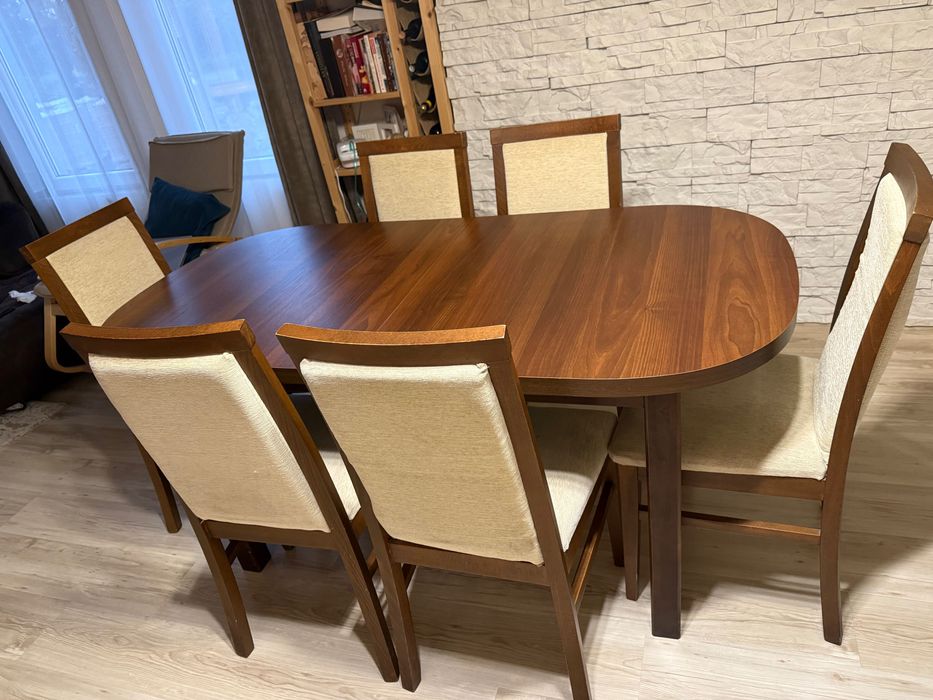 Трапезна разтегателна маса с 6 стола (+2 за отремонтиране)