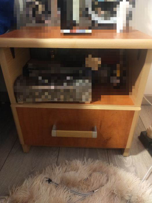 Vând doua noptiere pt pat