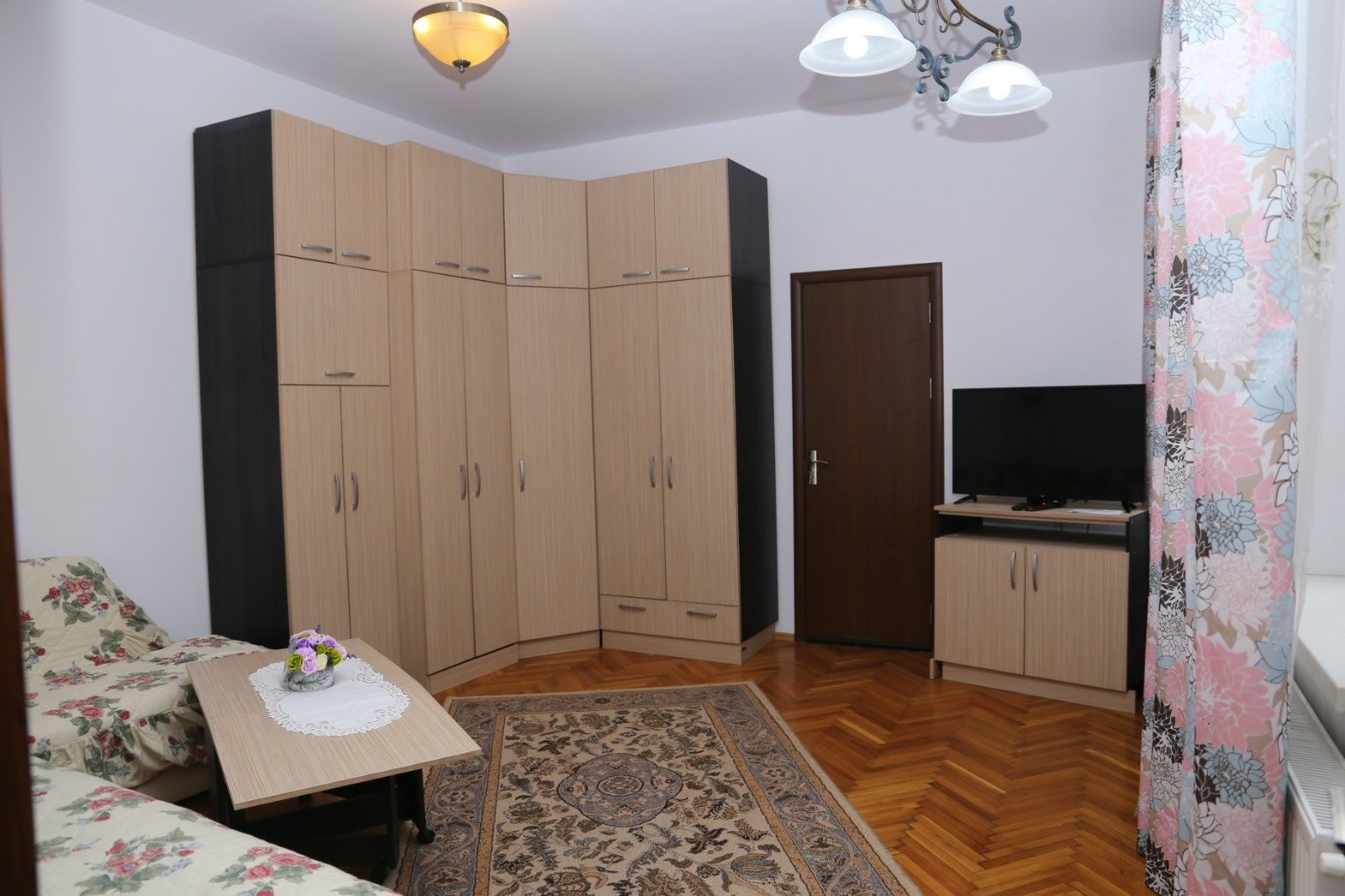 Apartament in regim hotelier 3 camere bucătarie baie,zona pietonala