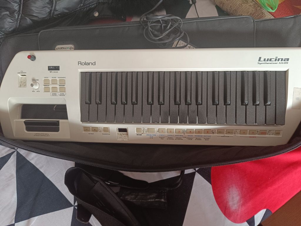 De vânzare.roland keyboard Lucian alb