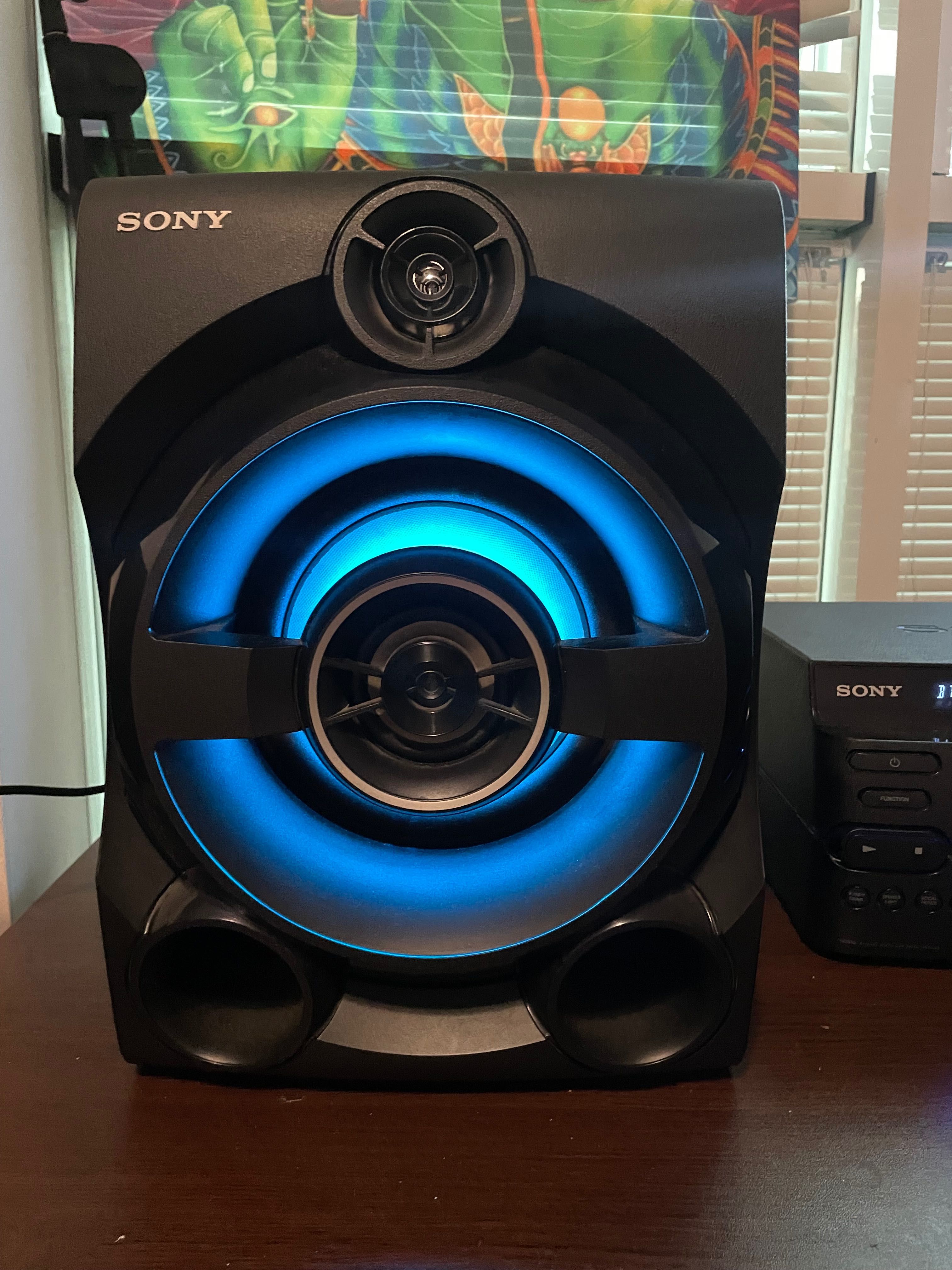 Продавам аудио система Sony MHC-60D.
