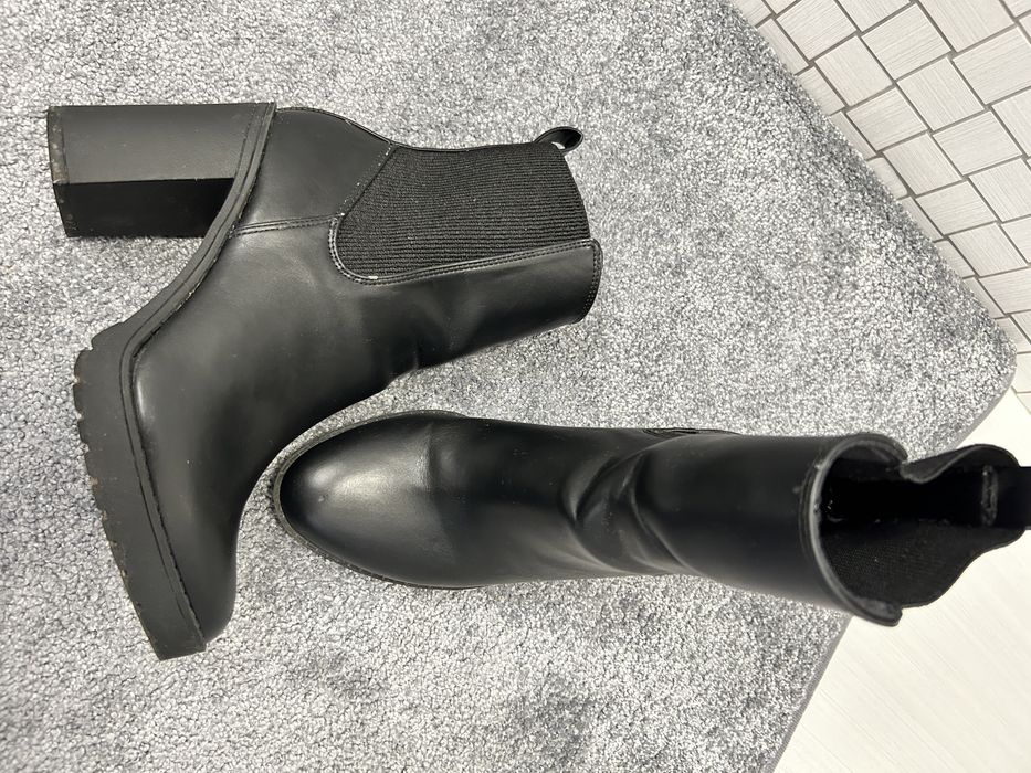 H&m cizme negre…