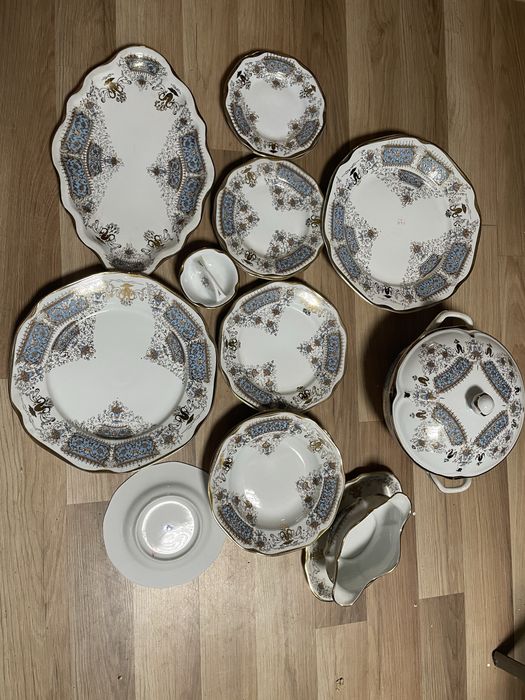 Vand 2 seturi servicii de masa Curtea de Arges si KAHLA