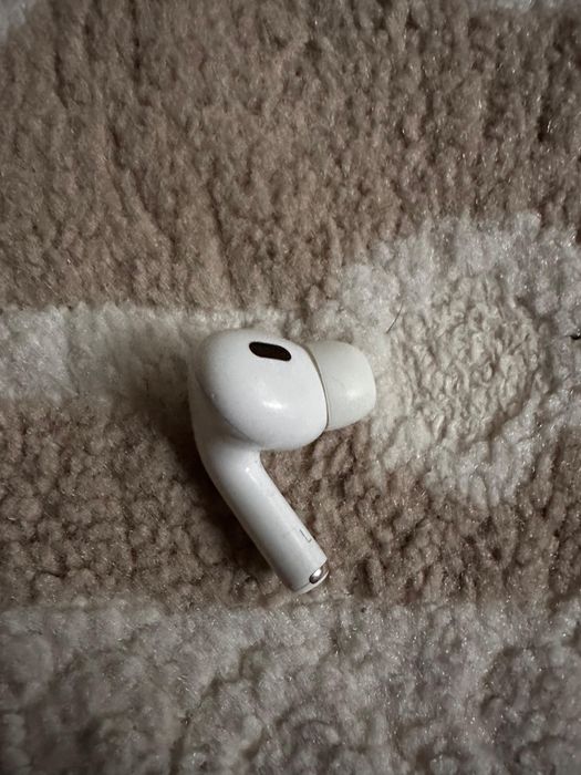 Продам левый наушник AirPods Pro 2