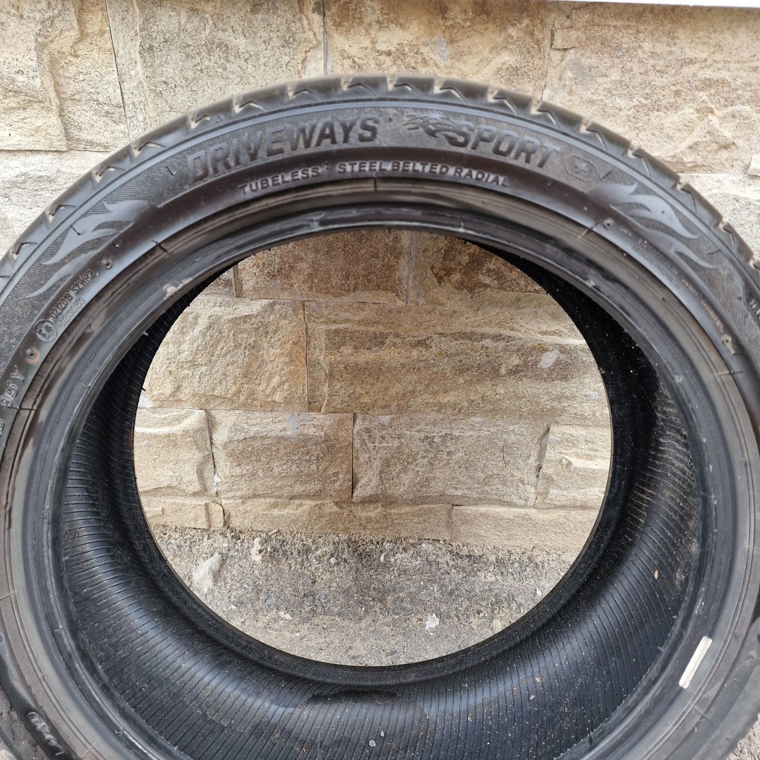 2  бр.  Гуми  LASSA  DRIVEWAYS +