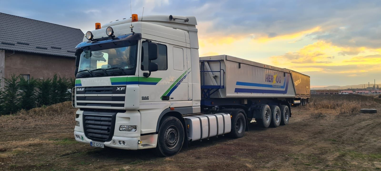 Vand ansamblu basculabil DAF XF 410 + semiremorca Carnehl