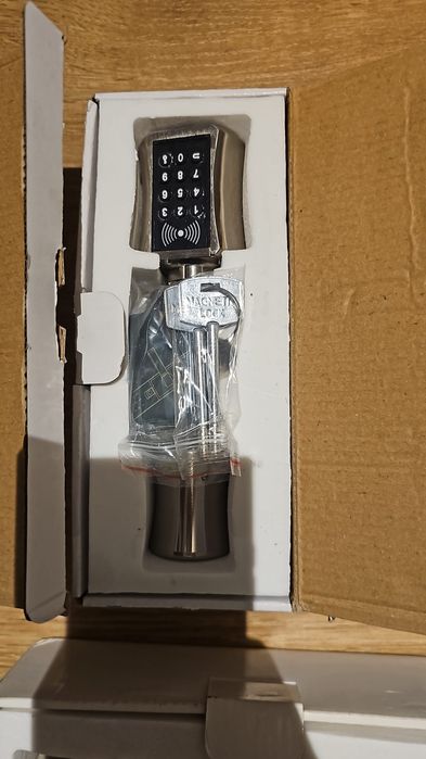 Butuc smart cu keypad