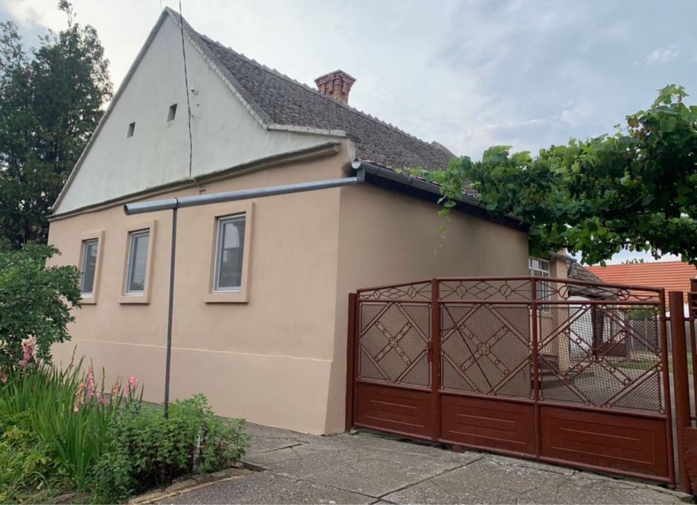 Casa de vanzare zona centrala Lovrin langa parc biserica piata strand