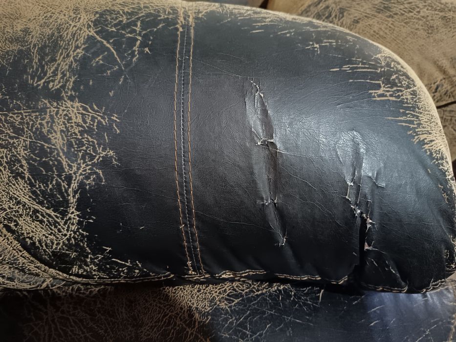 Мека мебел употребявана със следи по нея.