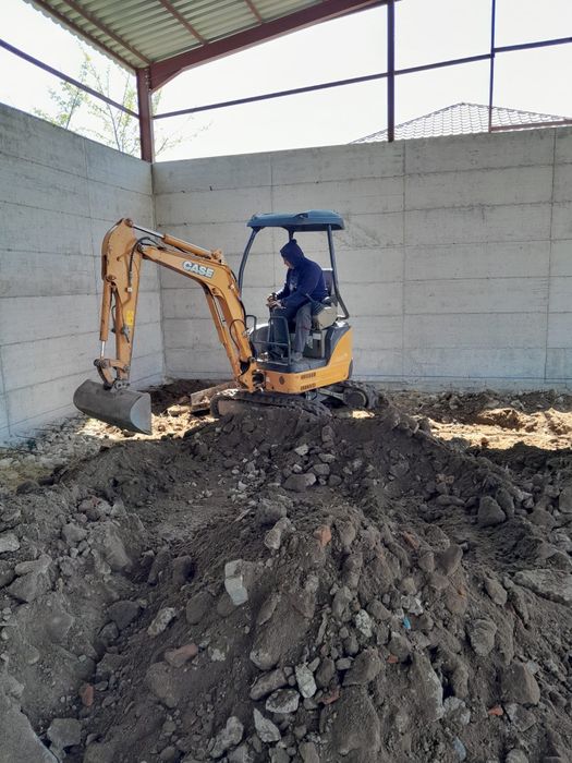 Miniexcavator cu picon pamant vegetal si nisipos