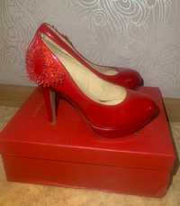 Красные туфли 37 размер фирма Josiny