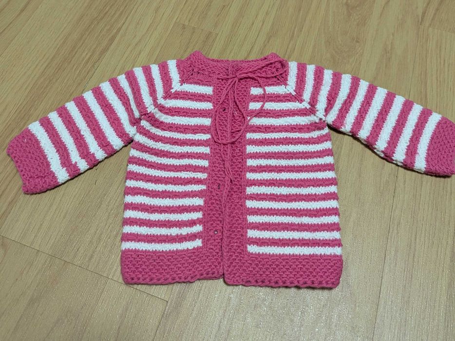 Ръчно плетени бебешки жилетки, шапки, елечета.