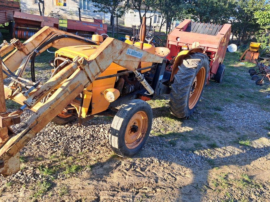 Tractor fiat 65 cai cu incarcator si balotiera rotuna