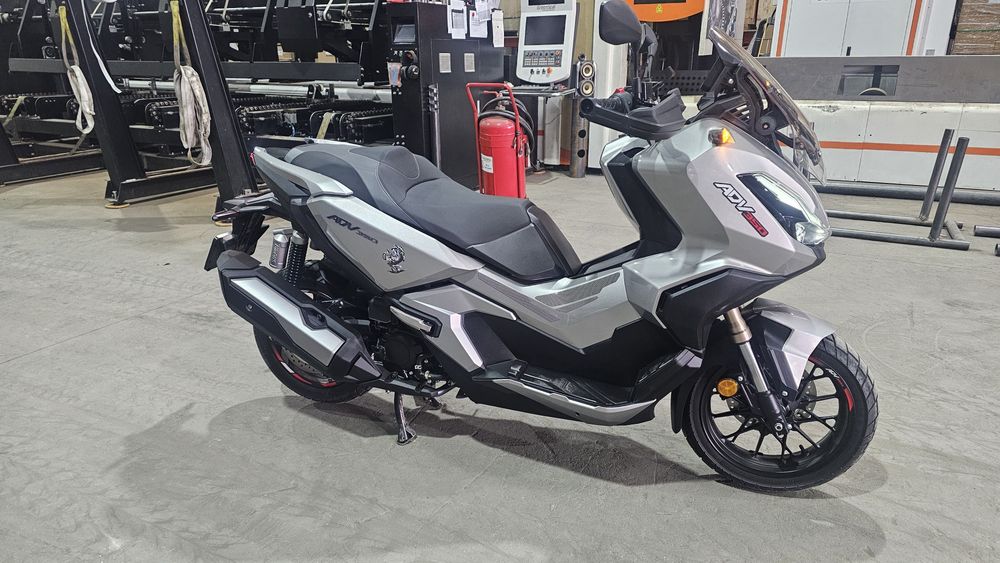 Vând HONDA ADV 350