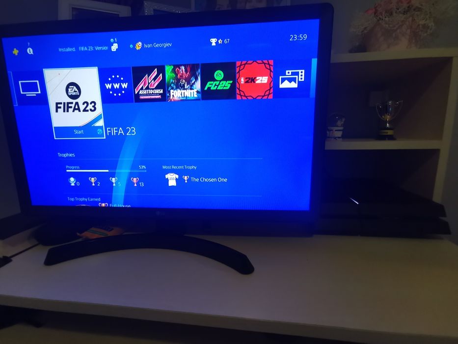 Продавам PS4 FAT 500GB с джойстик+ 7 игри за които се доплаща