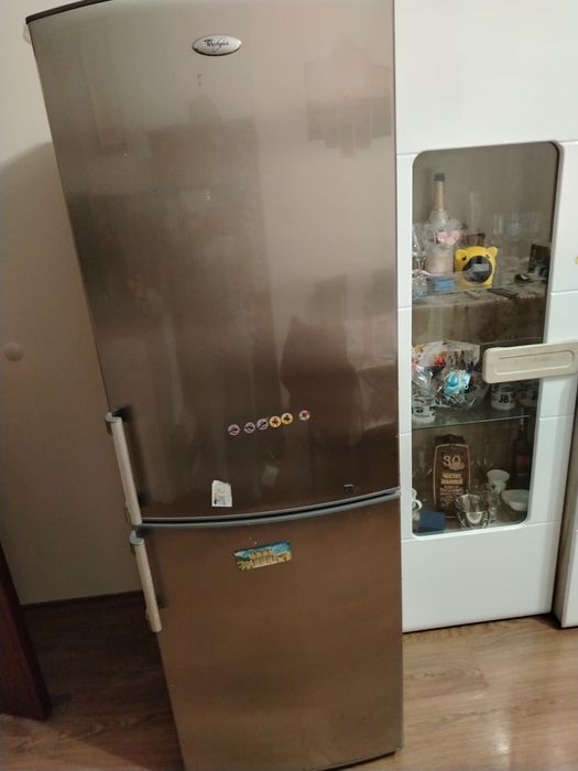 Хладилник с долен фризер