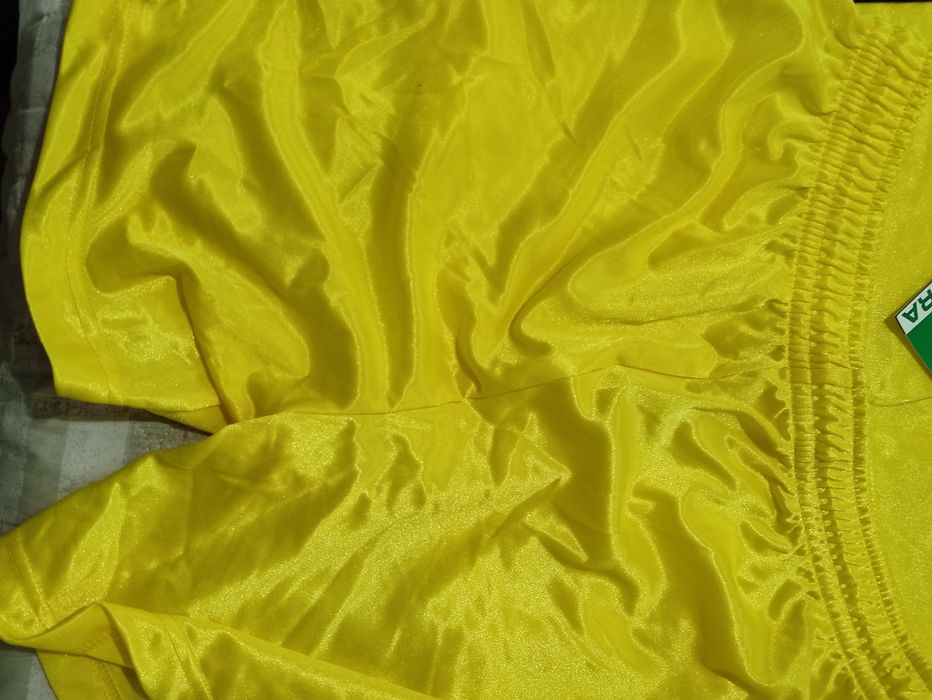 Различни футболни екипи