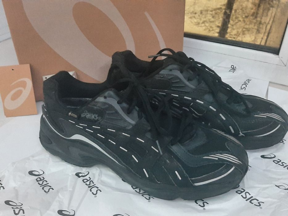 Кроссовки. Асиксы на термо