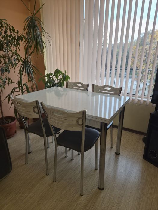 Маса за хранене със четири стола