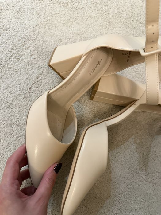 Бежови обувки на ток, размер 39