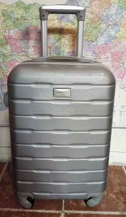 Куфар твърд с дръжка на колела