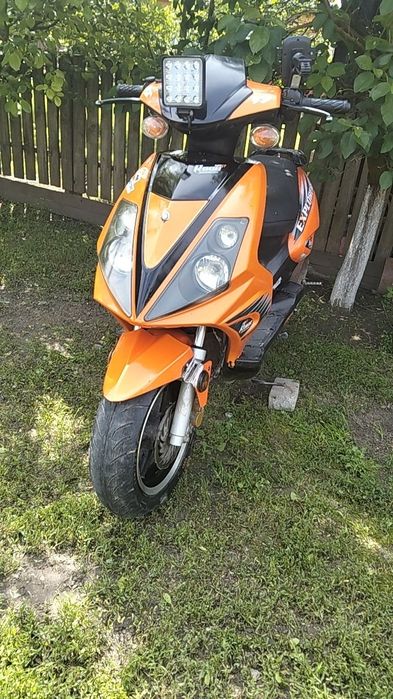 Vând scuter 2t 80cc