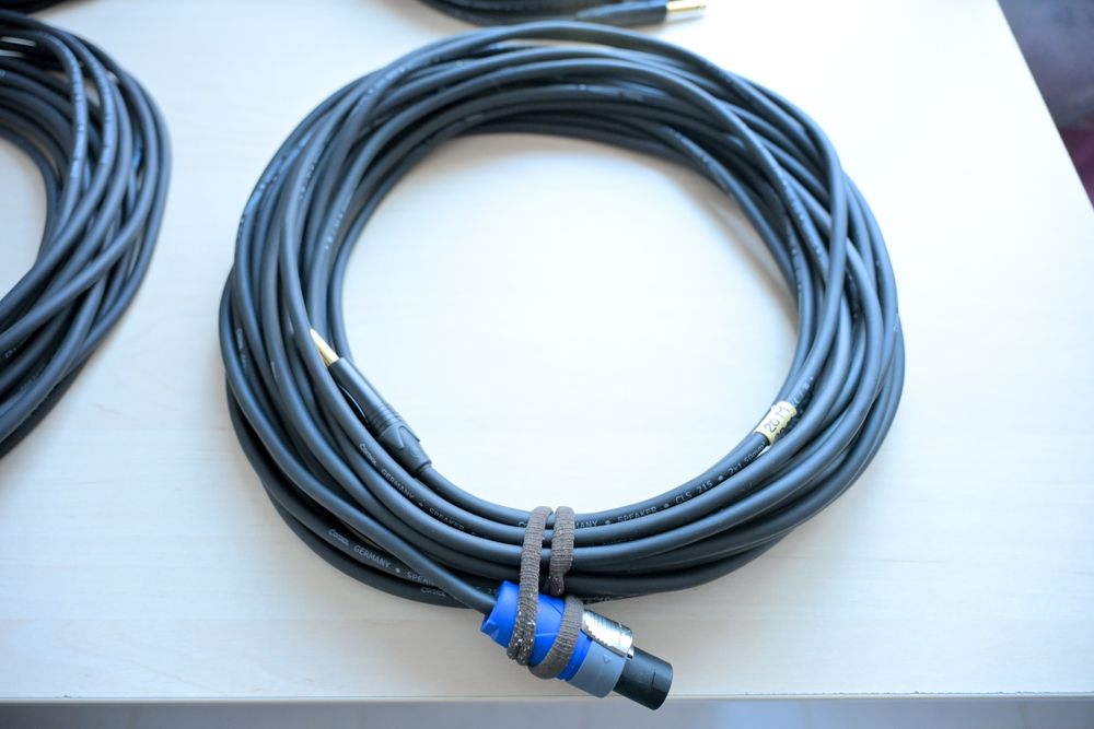 Chitară Reghin strap cabluri boxe FBT microfon tweeter The Box PA15