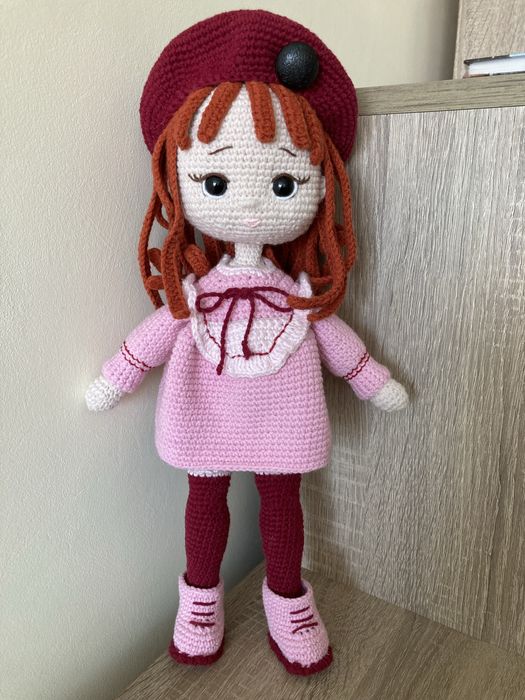 Плетена кукла с шапка