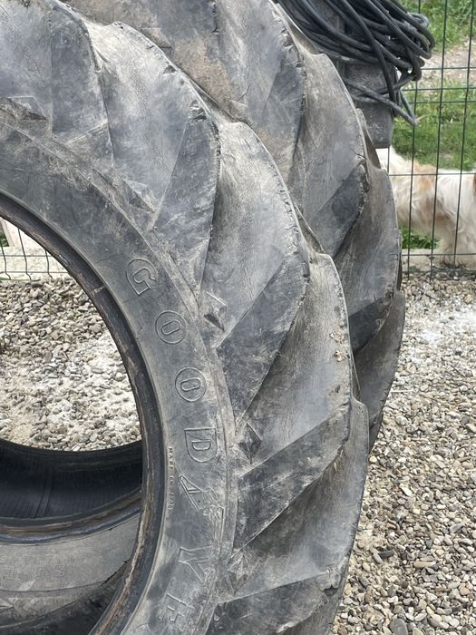 Vând 3 cauciucuri de tractor