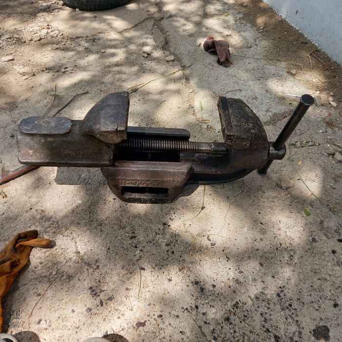 Продаю тиски в хорошем состояний