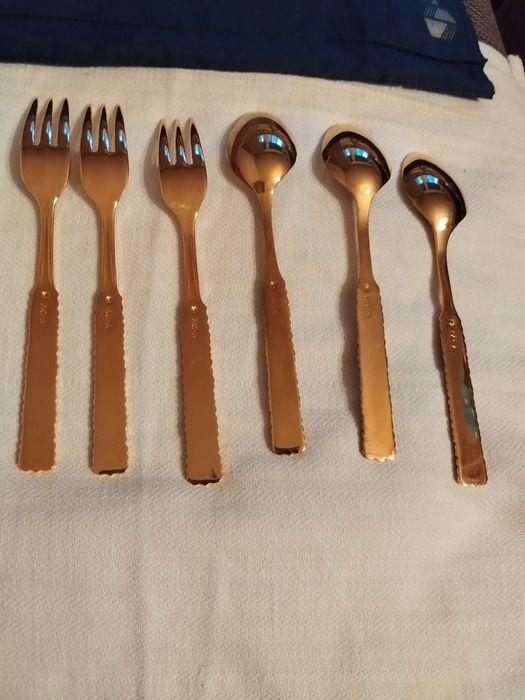 Позлатени чаени лъжички и десертни вилички