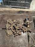 Vand chestii vechi din cupru sculptate