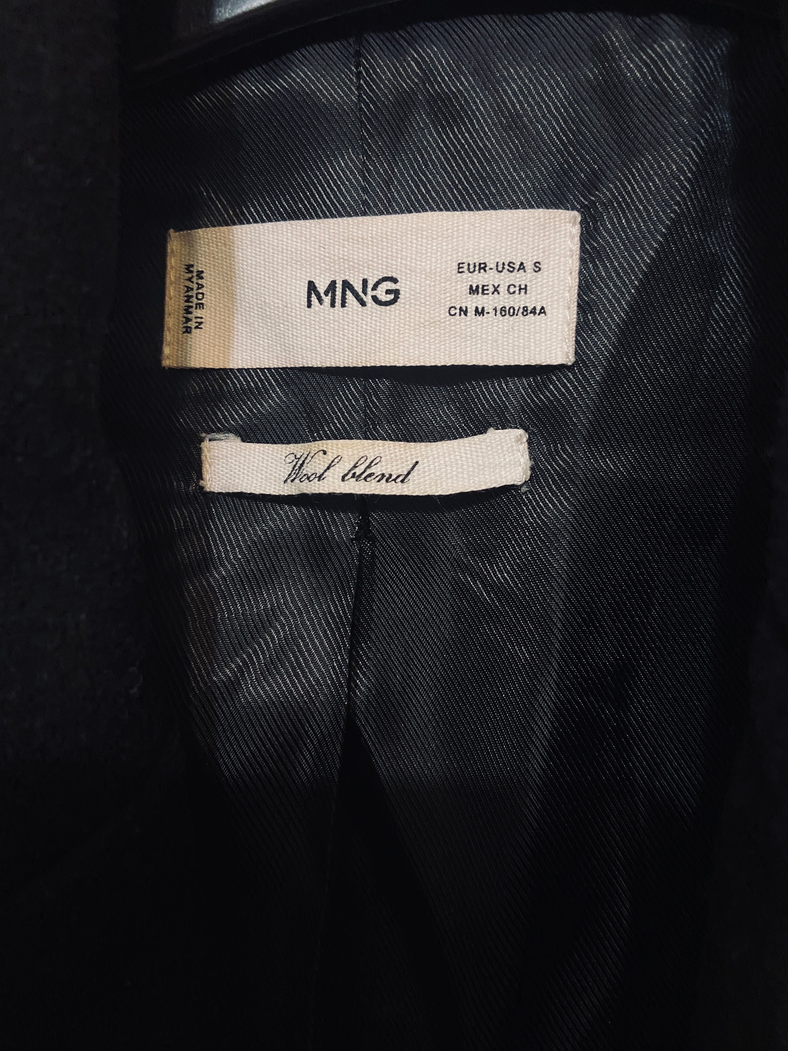 Черно палто MANGO