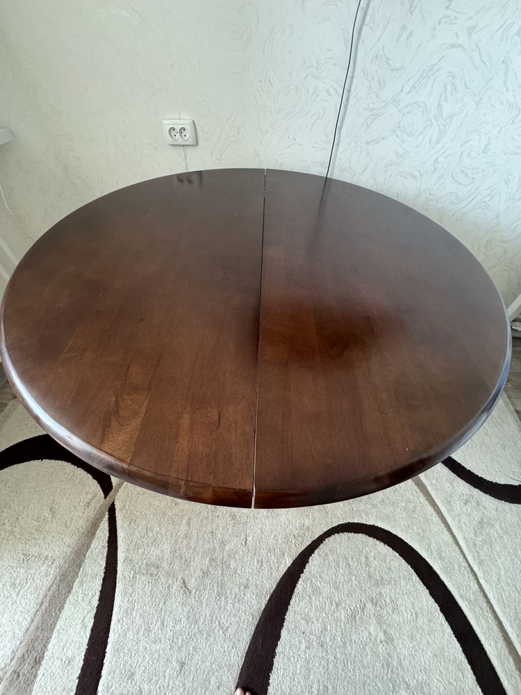 Продам стол хорошее качество , очень тяжелая 1*20 на 1*20 ,(1,50)