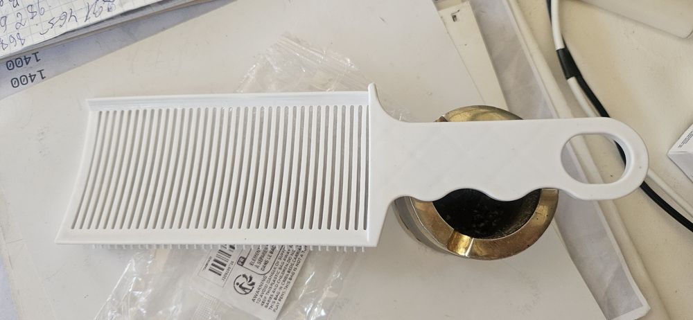 Продам расчёска для стрижки волос на голове,профессиональная.